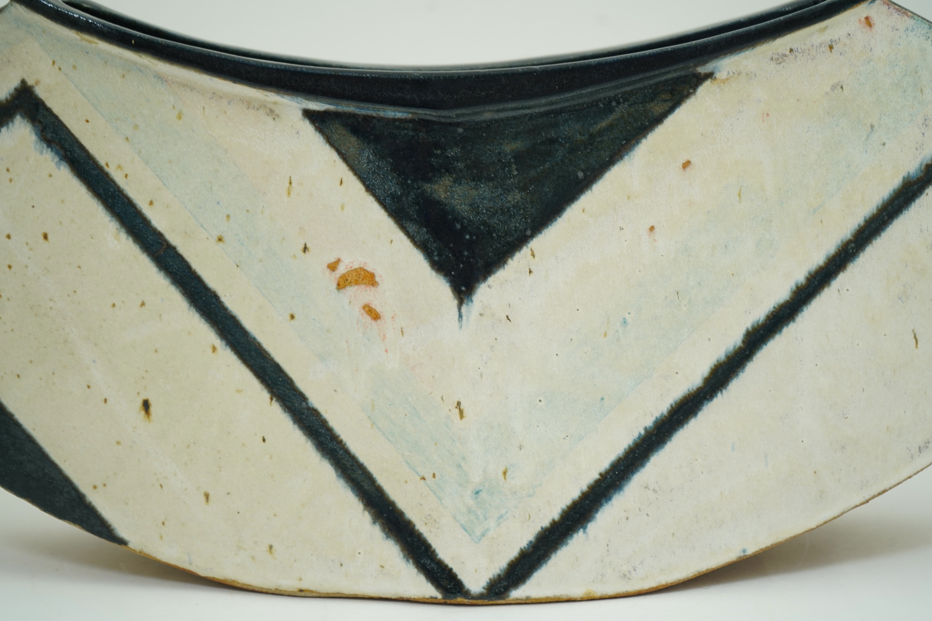 Jill Fanshawe Kato (b.1943): A stoneware Ikebana vase